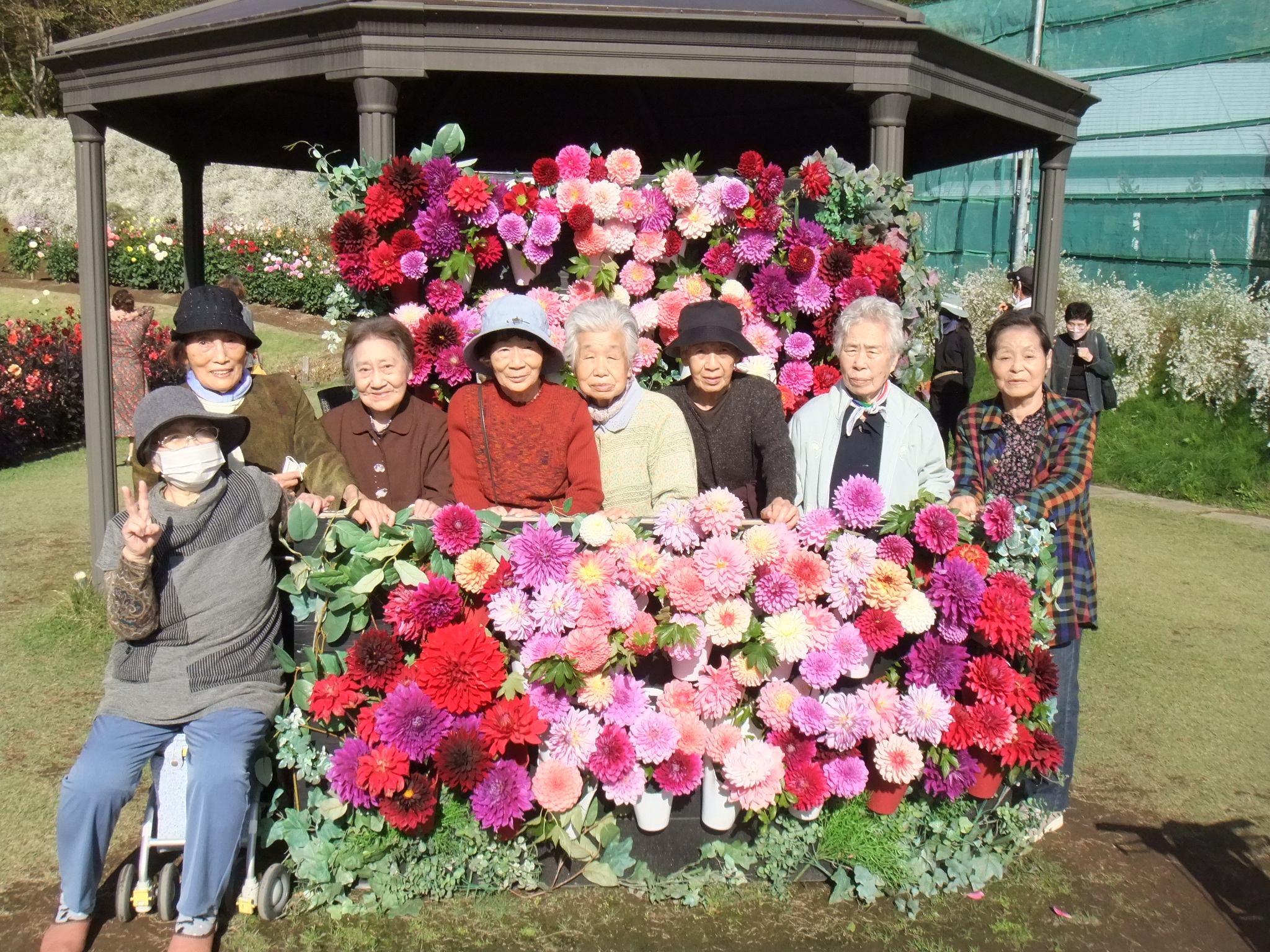撮影用の秋田国際ダリア園さんで準備している装飾を前にパチリ!