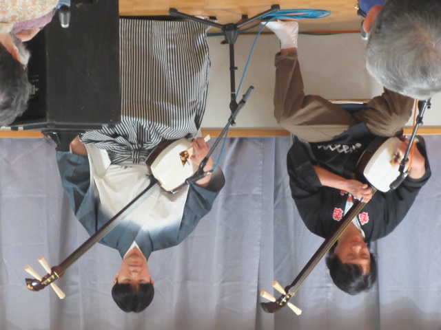 浅野鵬修様と由利高校民謡部員との三味線の連弾です。