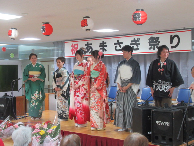 民謡披露も終わり、感謝の花束をお渡しいたします。